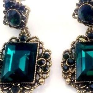 VICTORIAN REVIVAL GREEN CRYSTAL RHINESTONE EARRING